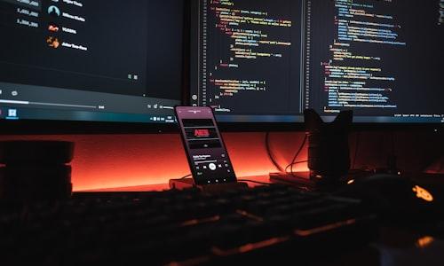 Desarrolladores programando código